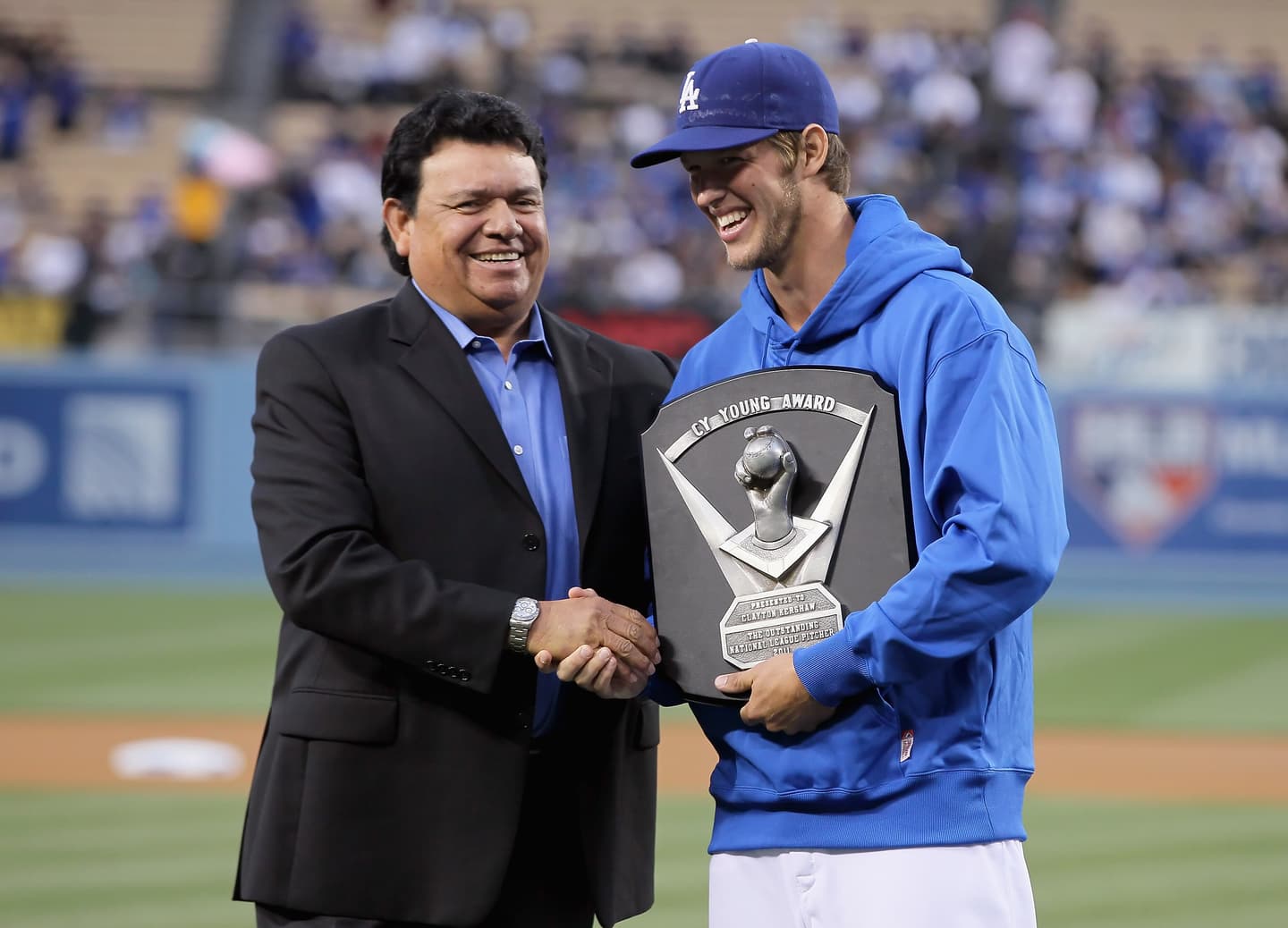 El mexicano Julio Urías sigue el camino que hace 40 años le indicó Fernando  Valenzuela - El Emergente