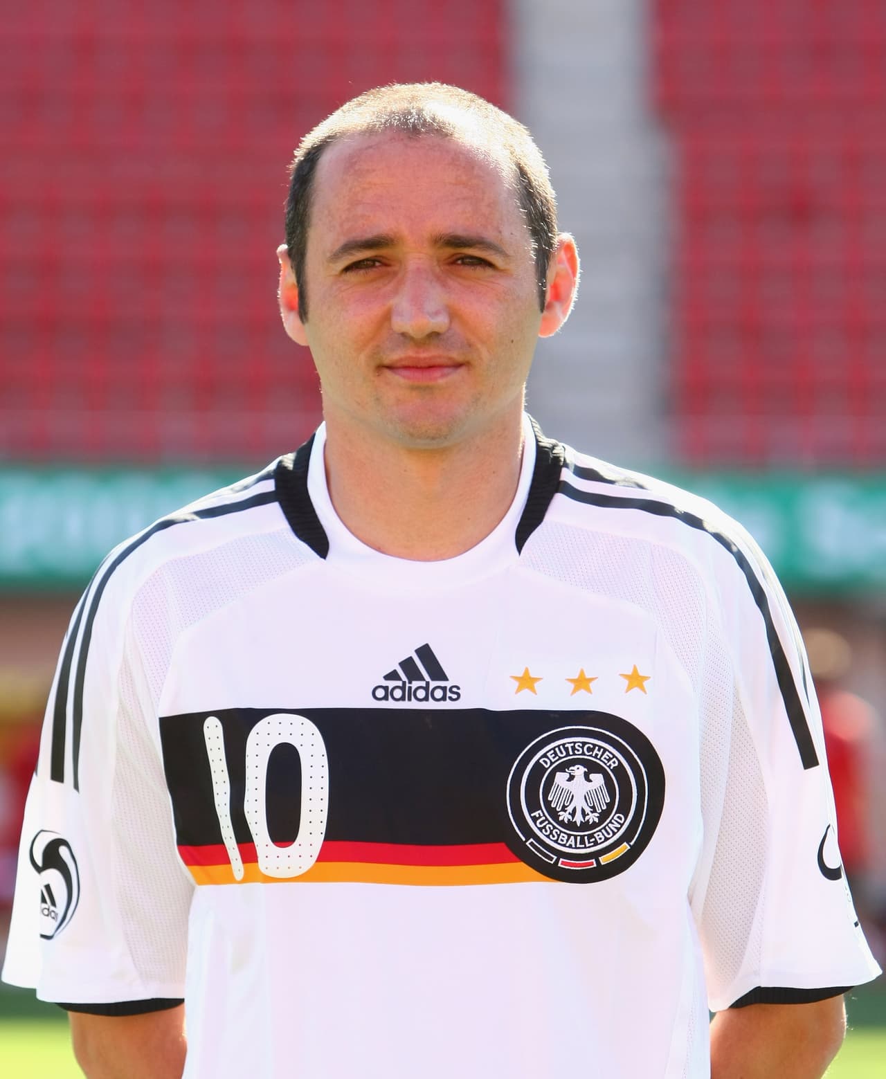 Oliver Neuville: el suizo naturalizado alemán disputó dos Copas del Mundo con los teutones pero no brilló ante las expectativas y un dorsal tan emblemático que nunca hizo lucir.