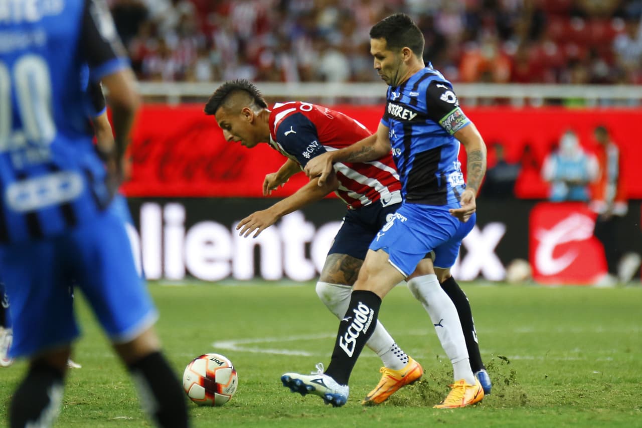 Chivas comenzó ganando con gol de Ángel Zaldíver, pero Rayados reaccionó y con goles de Gallardo, Vegas y un ‘osote’ de Miguel Jiménez terminó por vencer y hundir a un Guadalajara que podría quedarse sin DT.