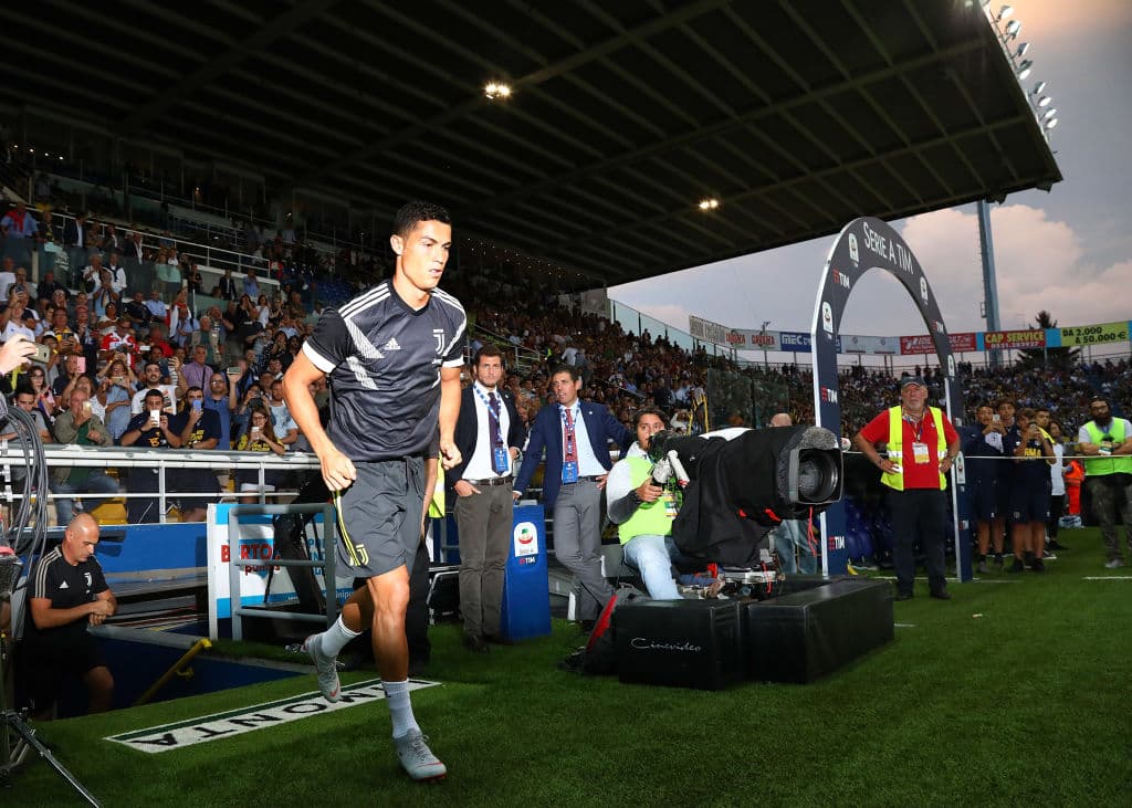 En el Estadio Ennio Tardini miles de fanáticos llegaron desde temprano para ver el calentamiento de los equipos con Cristiano Ronaldo como protagonista.