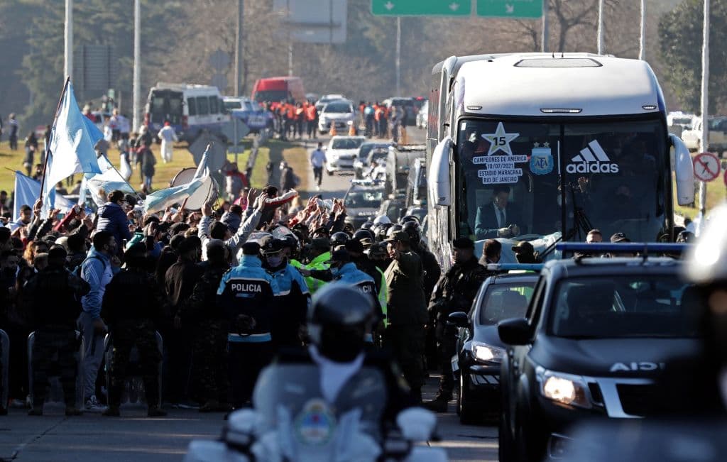Los autobuses contaban con una calcomanía con el número 15, por el número de conquistas de Copa América.