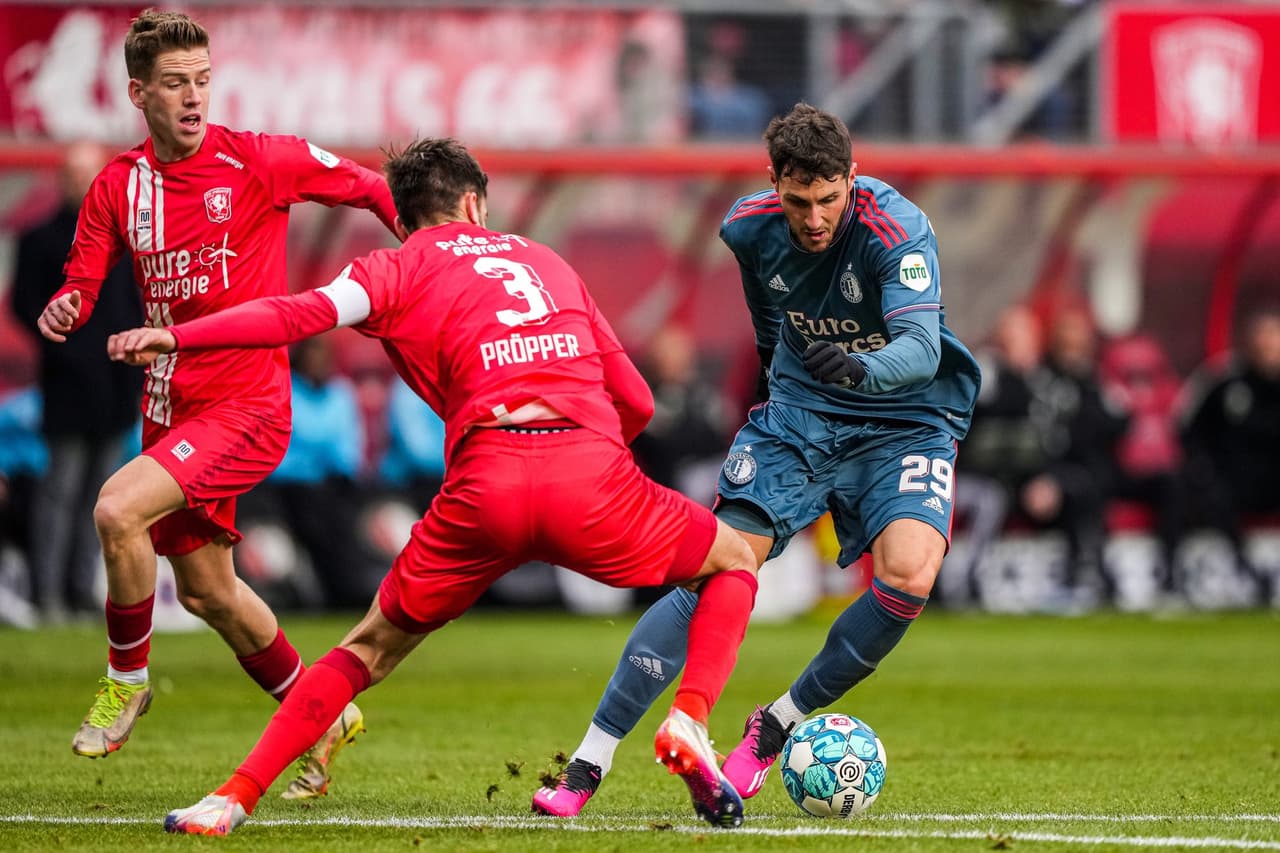 El Feyenoord empató ante el Twente con gol de Giménez, Ajax de Sánchez y Álvarez goleó al Excelsior a domicilio