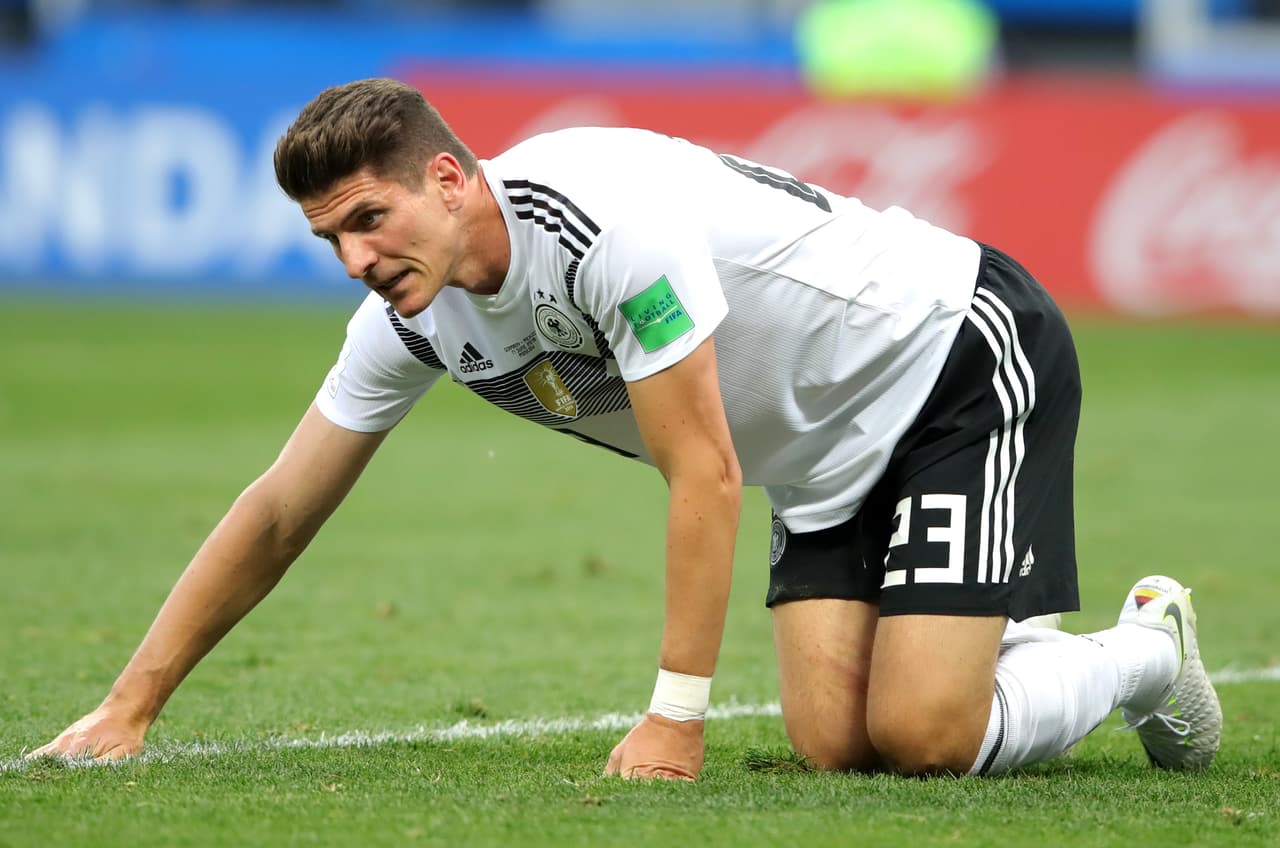 <b>Mario Gómez: </b>fue la alternativa que usó Low para buscar el empate por la vía aérea. Llegó a un par de balones ganándole a Héctor Moreno y Hugo Ayala, pero sus remates salieron desviados.