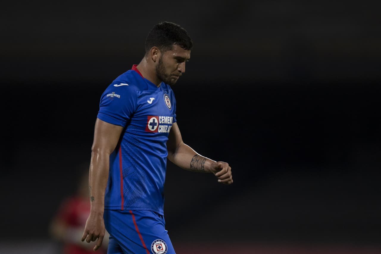 Jugadores del deportivo Cruz Azul se lamentan luego de ser el primer equipo que es eliminado luego de una haber obtenido una asombrosa ventaja de 4-0 en la ida de las semifinales.