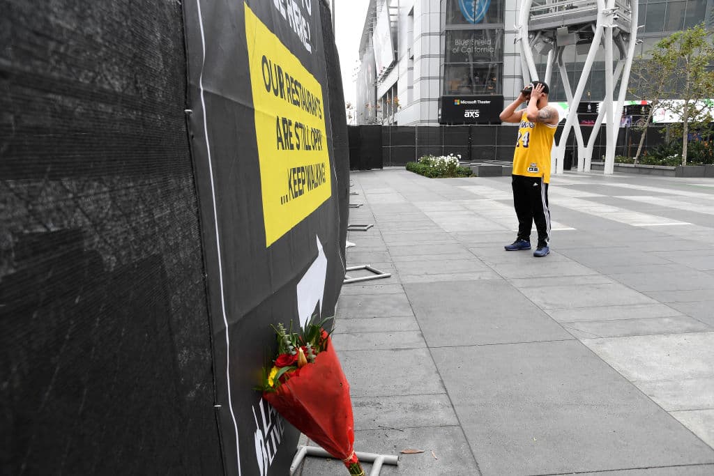 Aficionados se acercaron al Staples Center, entre lagrimas e indredulidad para dejar flores por la muerte de Kobe Bryant.