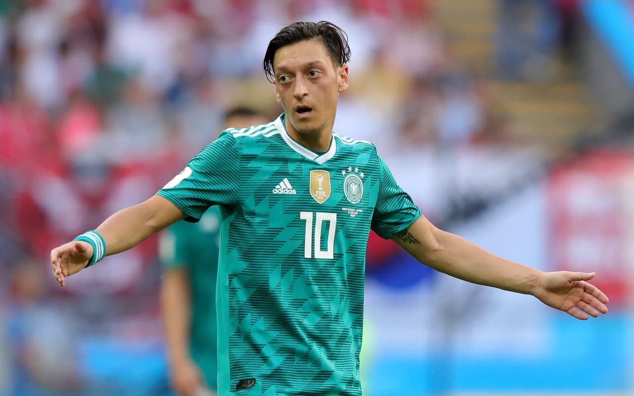 Mesut Özil tuvo un incidente con aficionados de Alemania luego de quedar eliminados del Mundial 2018.