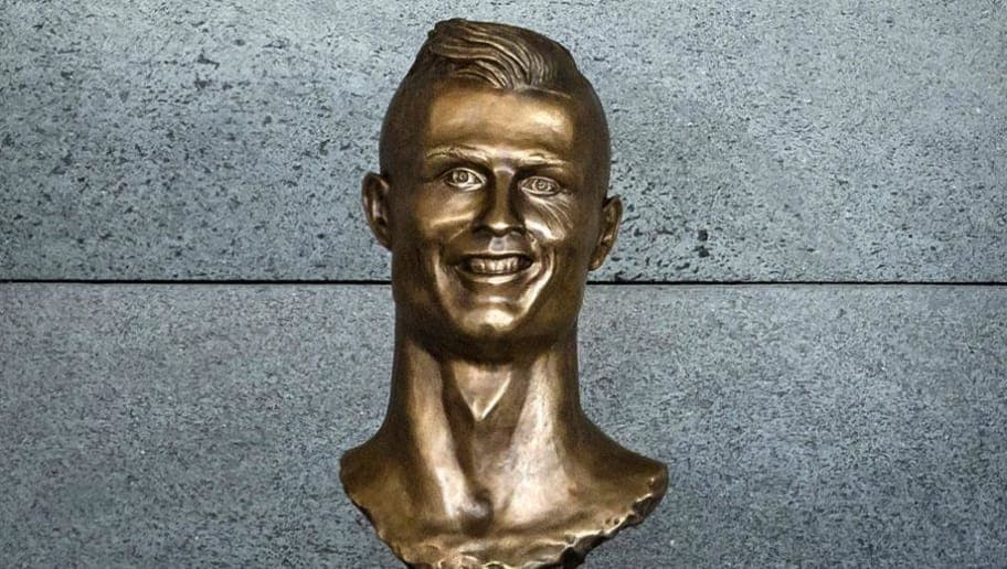 Este busto de Cristiano Ronaldo sí está para llorar. Tanto que le costó operarse para quedar guapo y... Bueno.