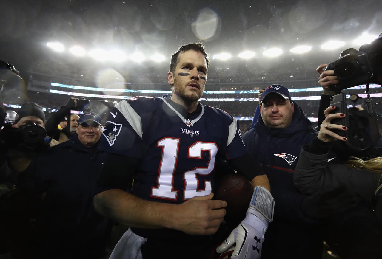 Muy seguramente si los New England Patriots consiguen el título de la NFL, Tom Brady será el primero en asistir para visitar a su amigo Trump. En años anteriores, Brady se rehusó a visitar a Obama aludiendo "inconvenientes familiares".