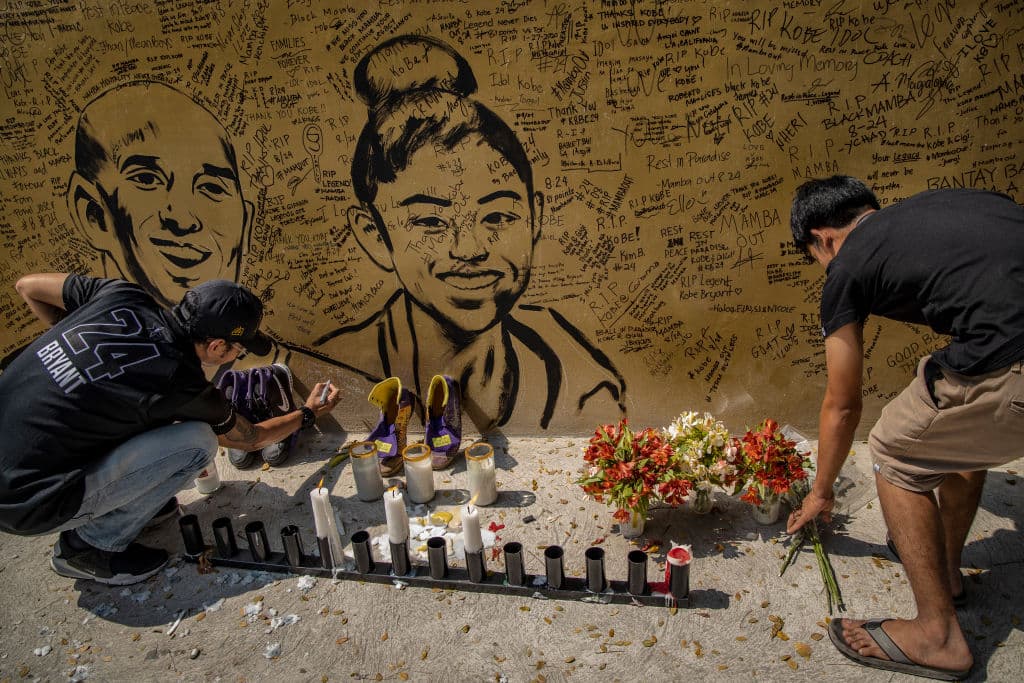 Artistas urbanos crearon una pintura gigante, en una cancha de básquetbol, con la figura de Kobe y su hija Gianna Bryant. Black Mamba era un ídolo en Filipinas.