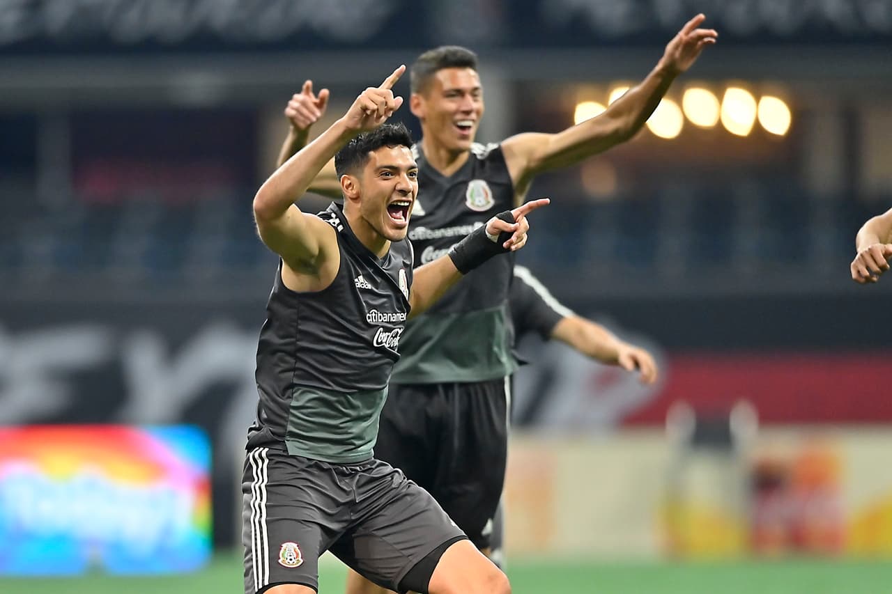 La Selección Mexicana de Fútbol se 'mojó los pies' en la fastuosa casa de los Atlanta Falcons y del Atlanta United, el Mercedes-Benz Stadium, donde jugará este miércoles ante su similar de Venezuela, un partido que sirve a ambos escuadrones de cara a sus compromisos del verano, como la Copa Oro y la Copa América, respectivamente. Así se entrenaron los jugadores del Tri bajo las órdenes de Gerardo 'Tata' Martino en Atlanta esta tarde de martes.