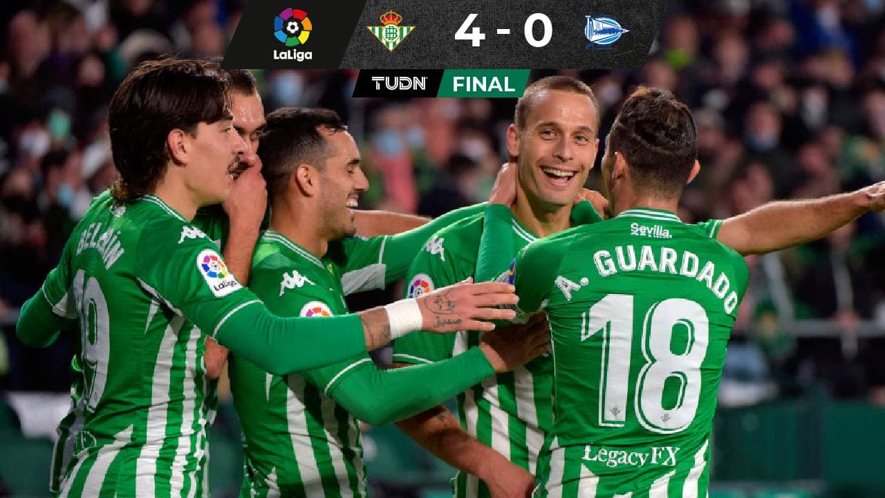 El Betis goleó al Alavés en el reencuentro entre Lainez y Miazga