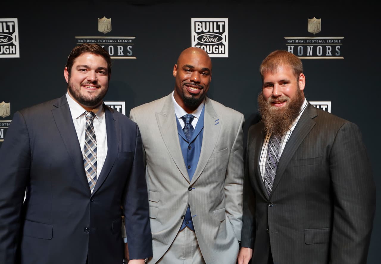 "Me toca dirigir a un grupo de notables jugadores y realmente soy afortunado de conducir a tantos chicos talentosos, que cumplen de la forma correcta. Esto no es otra cosa que un reconocimiento a ello. Es un premio colectivo", añadió Garrett. La línea ofensiva de los Cowboys ganó el premio a la mejor unidad de la liga.