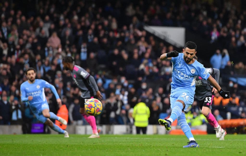 Manchester City goleo 6-3 al Leicester, Arsenal pasa por encima del Norwich City 3-0, Tottenham también golea 3-0 al Crystal Palace y el Southampton consigue apretada victoria de visita 2-3 sobre el West Ham United.