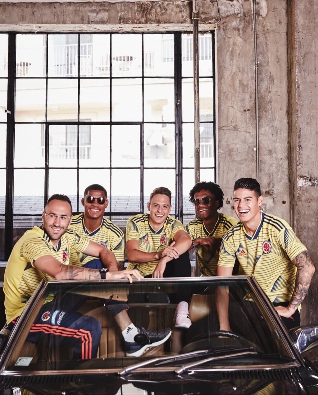 ¡Alegría! Este martes la marca alemana hizo oficial la nueva playera con la que Colombia enfrentará los próximos amistosos ante Japón y Corea del Sur, así como la Copa América 2019, con unas particulares fotografías con protagonismo de James Rodríguez, David Ospina, Juan Guillermo Cuadrado, Wilmar Barrios y Santiago Arias.