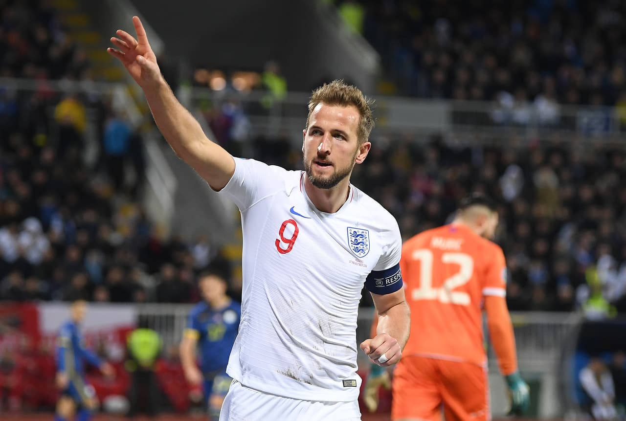Kosovo es derrotado por Inglaterra 4-0 y es así como los ingleses obtienen su pase a la Euro 2020 como líder de grupo. Los goles fueron anotados por Winks, Kane, Rashford y Mount. Inglaterra se lleva siete victorias y una derrota.
