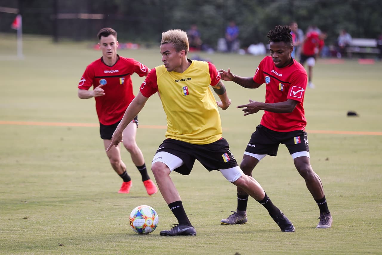 La Selección de Venezuela cerró su preparación de cara al duelo que sostendrá este miércoles en Mercedes-Benz Stadium en Atlanta ante México, en choque que le sirve de preparación a ambas selecciones para la Copa América y Copa Oro respectivamente. La 'Vinotinto' acude a este cotejo con sus grandes figuras como Salomón Rondón, Josef Martínez, Roberto Rosales y Tomás Rincón, bajo la guía del técnico Rafael Dudamel.