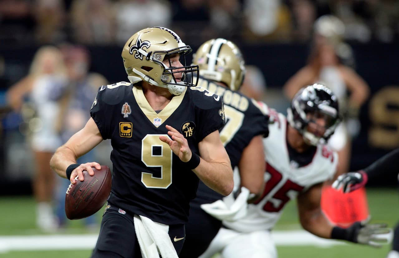 Drew Brees apenas lanzó para 171 yardas pero tuvo cuatro pases de touchdown y ayudó a su equipo a la mejor marca de la NFL y de la Conferencia Nacional.
