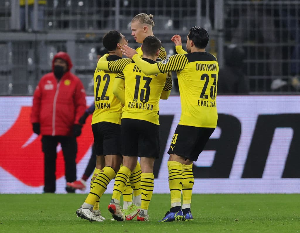 Con doblete de Robert Lewandowski, Bayern se impone 2-3 al Borussia Dortmund de Erling Braut Haaland.