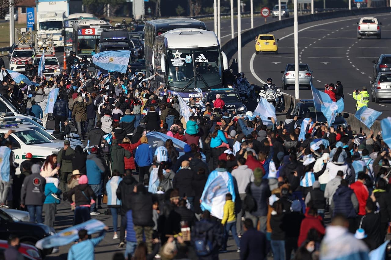 Al llegar al recinto, fueron recibidos con fuegos artificiales albicelestes.