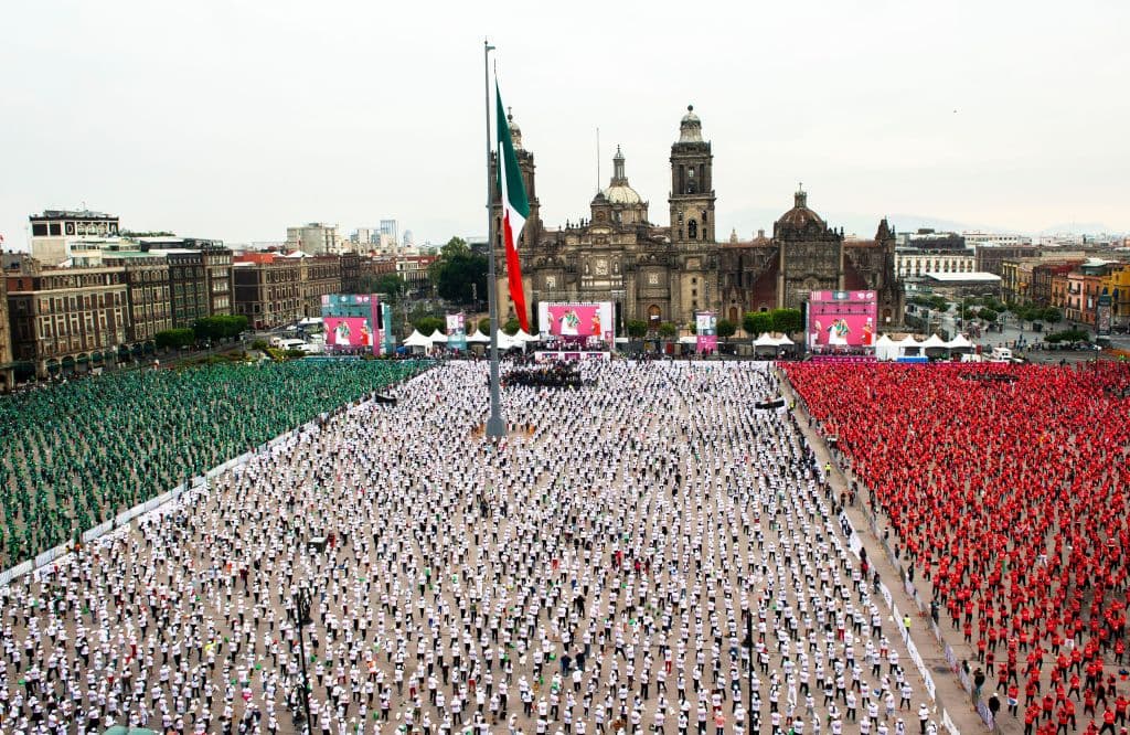 La Ciudad de México obtuvo este sábado el récord Guinness a la clase de boxeo más grande del mundo al reunir a 14,299 personas para una lección en el Zócalo, la plaza central de la capital. La cifra superó el anterior récord que ostentaba la ciudad de Moscú, que en 2017 reunió a unas 3,000 personas para una lección de boxeo.
<br>
