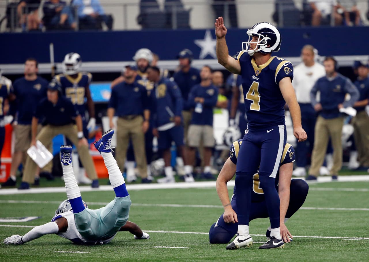 Los Ángeles respondió con un
<i>drive </i>agresivo donde se metieron al terreno del local con un pase largo de Jared Goff para Higbee, que preparó el escenario para la primera de siete patadas de Zuerlein (esa de 49 yardas) para empatar el juego 3-3.