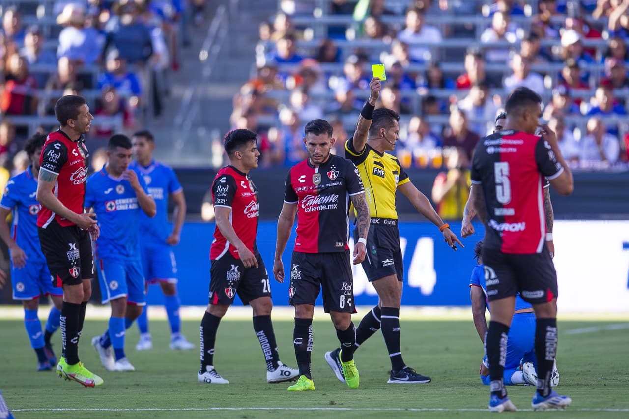 Julián Quiñones pasó de héroe a villano en cuestión de minutos, pues marcó el gol para empatar 2-2 en el tiempo reglamentario, pero voló el último cobro en los penales para darle el triunfo a Cruz Azul.