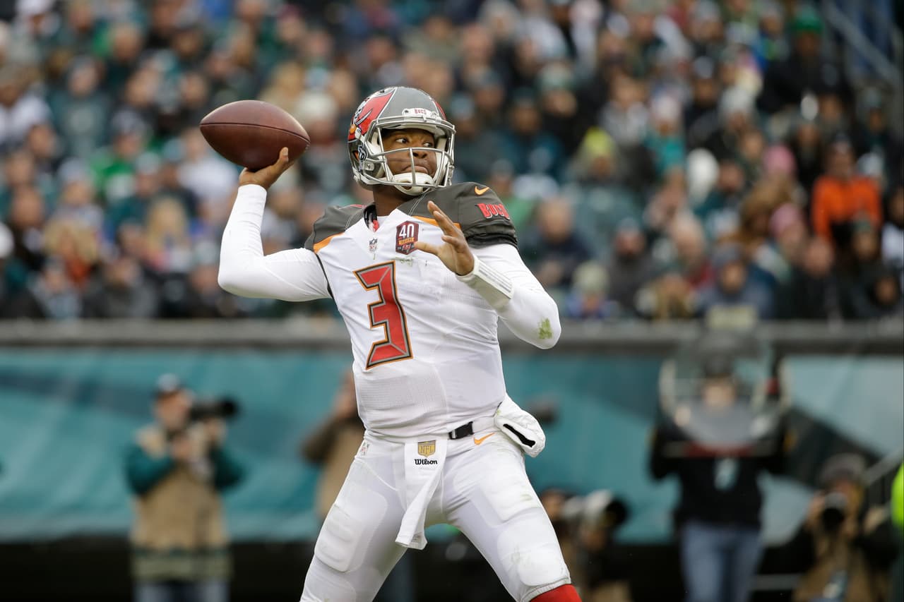 3. JAMEIS WINSTON - Contra Philadelphia completó 19 de 29 para 246 yardas pero, lo más importante, lanzó 5 pases de touchdown, empata un récord para un quarterback novato (Matthew Stafford). Cuatro de esos pases fueron en la primera mitad a 4 receptores diferentes.