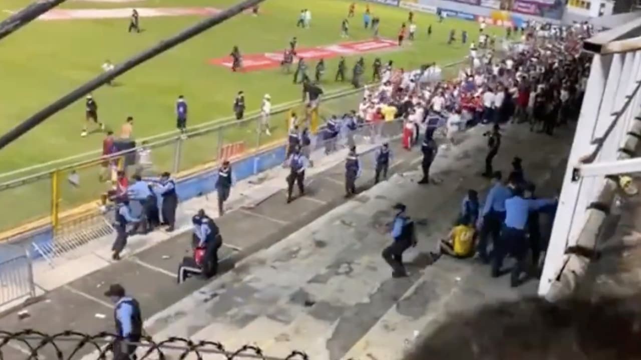 Trifulca en futbol hondureño: Barras de Olimpia y Motagua protagonizan disturbios