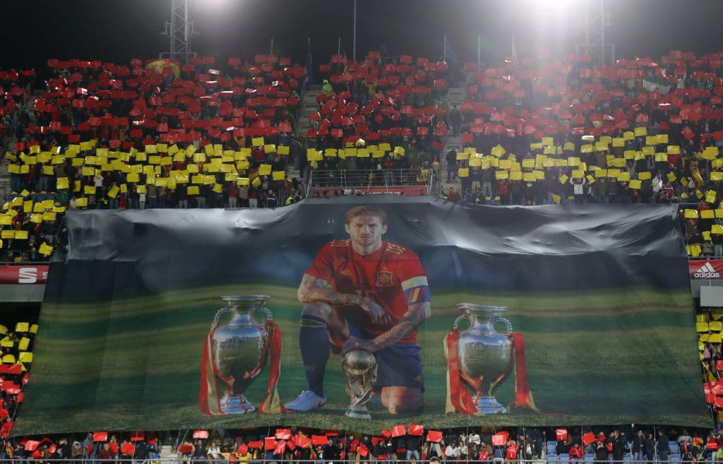 Los fanáticos españoles muestran un tifo de Sergio Ramos por su aparicón número 169 representando a España.