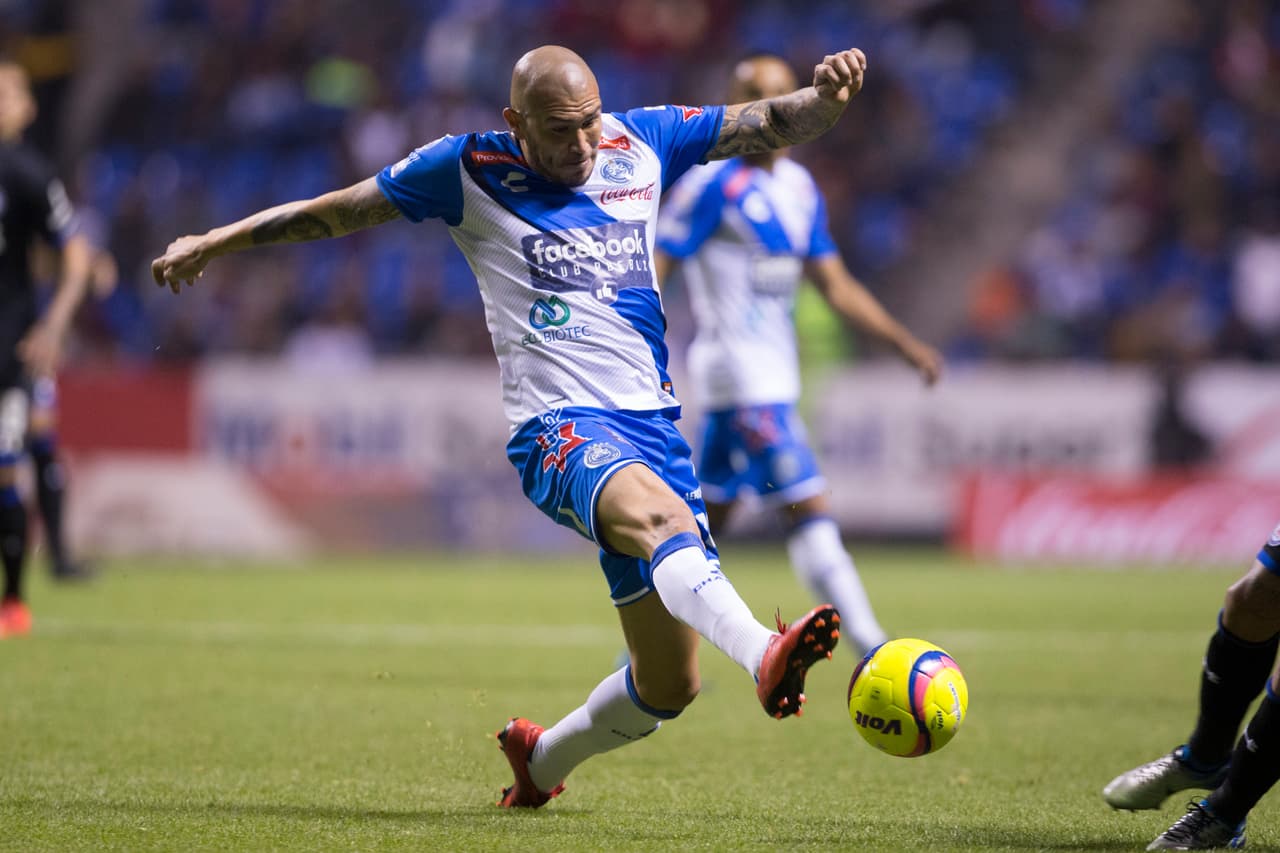 No obstante, ningún club mexicano se interesó en él y tras militar en Puebla
<b>se fue a jugar a Chipre donde apenas tiene minutos.</b>