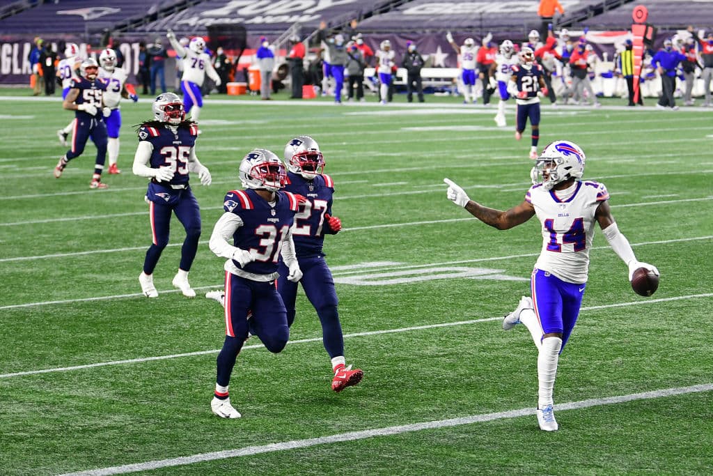 Steffon Diggs supera las 120 yardas por aire y recibe 3 pases de anotación en la victoria 38-9 sobre los New England Patriots.
