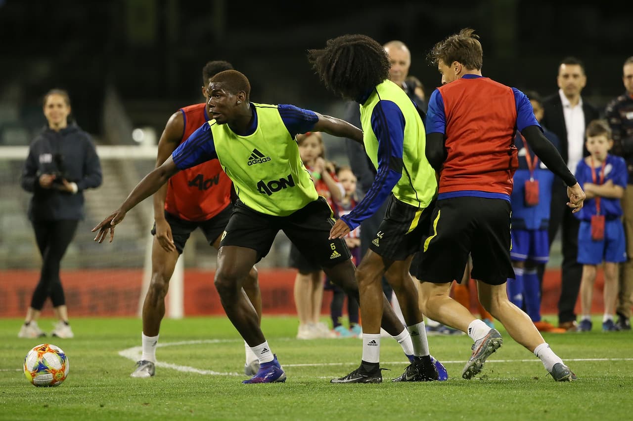 Manchester United entrenó este jueves a puertas abiertas en Perth, Australia, para tener contacto con los cientos de aficionados que llegaron hasta el WACA Ground. Paul Pogba, aún sin definir su futuro, fue uno de los más aclamados tomándose fotos y firmando autógrafos a quienes se lo pidieron. Los Diablos Rojos enfrentarán al Perth Glory y al Leeds United en esta gira por suelo australiano.