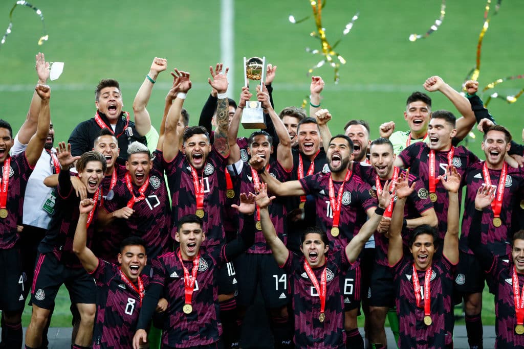 México celebra en el EStadio su Jalisco su tercer título al hilo del Preolímpico masculino, Alexis Vega recibió el Balón de Oro al mejor jugador del troneo y Sebastián Córdova se quedó con la bota de oro luego de quedar como campeón de goleo del certamen.