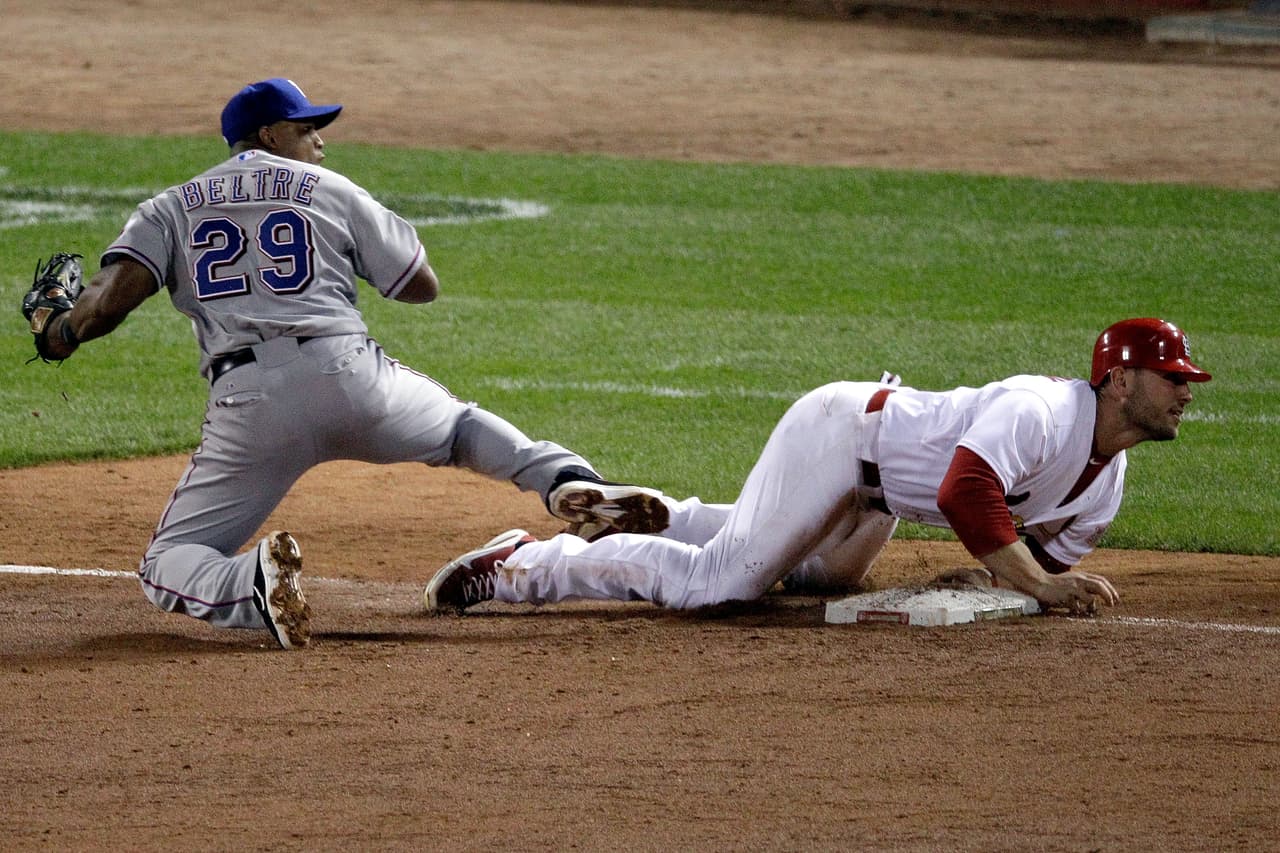 En su primer año con los Rangers, en 2011, disputó su única Serie Mundial, cuando en 7 juegos los ST. Louis Cardinals superaron a Texas. Esta imagen es del Juego 6 de ese Clásico de Otoño.