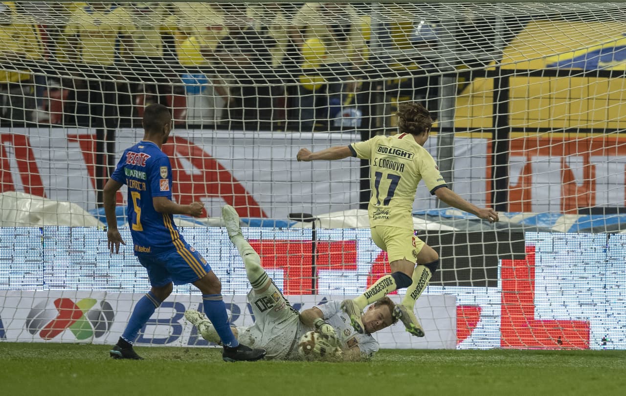 Sale a cortar un centro peligroso que buscaba Córdova y evita el gol en su puerta.