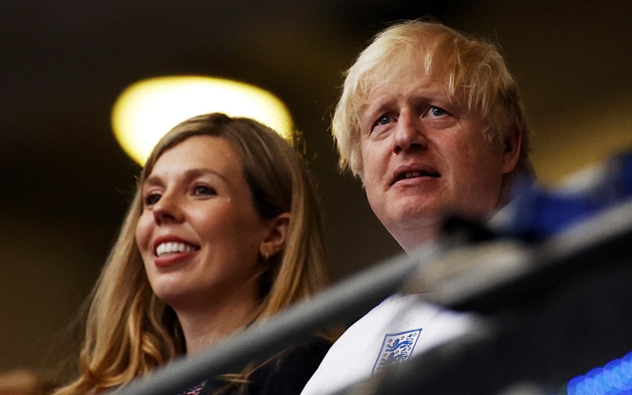 En primera fila, el Primer Ministro de Inglaterra, Boris Johnson, y su esposa Carrie.