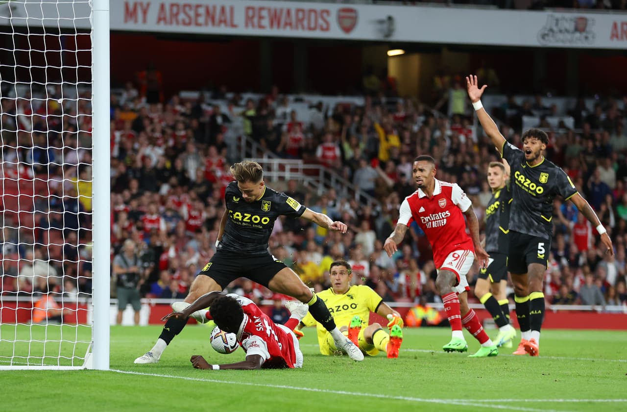 Arsenal superó por 2-1 al Aston Villa.