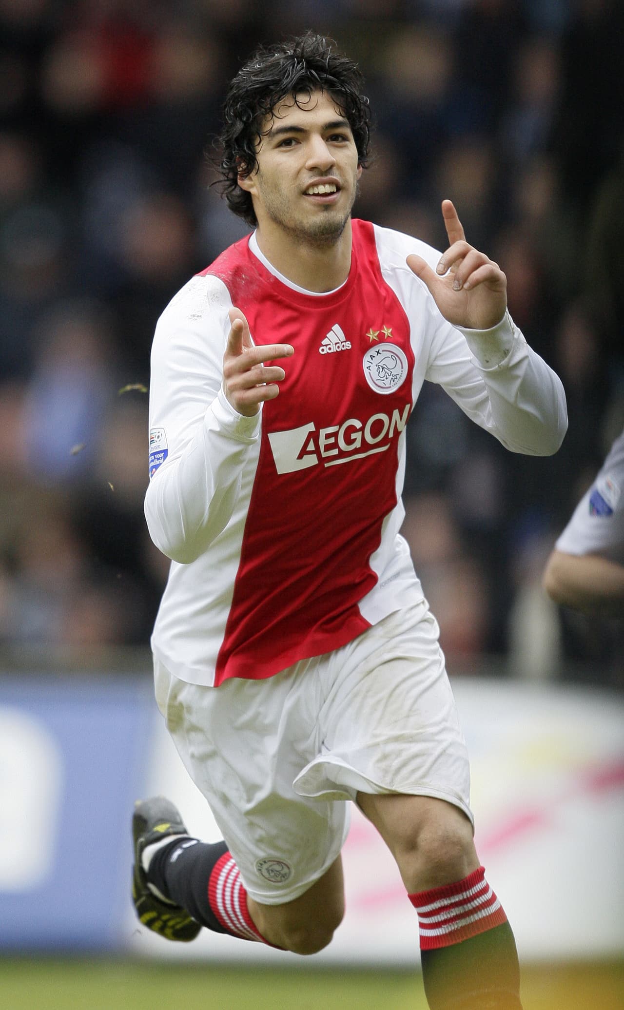 Suárez es el extranjero en la historia con más goles en la Liga de Holanda en una temporada, con 35 tantos. Anotó 111 goles en su paso por el Ajax en torneos locales e internacionales e incluso fue el máximo goleador a nivel mundial, según la Federación Internacional de Historia y Estadísticas de Fútbol.