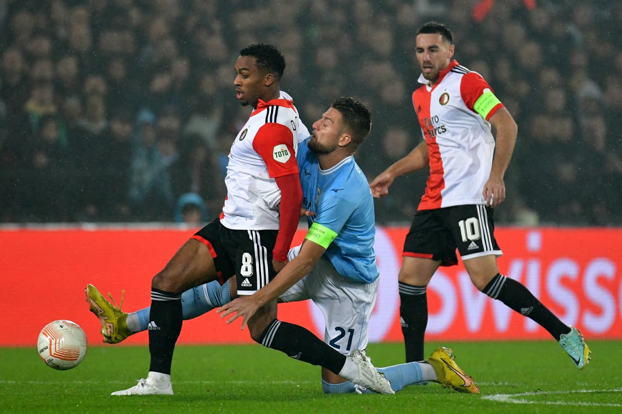 El cuadro del Feyenoord ganó como local a la Lazio con gol del mexicano Santiago Giménez al entrar de cambio y avanzó como líder; Manchester United termina segundo para Playoffs.