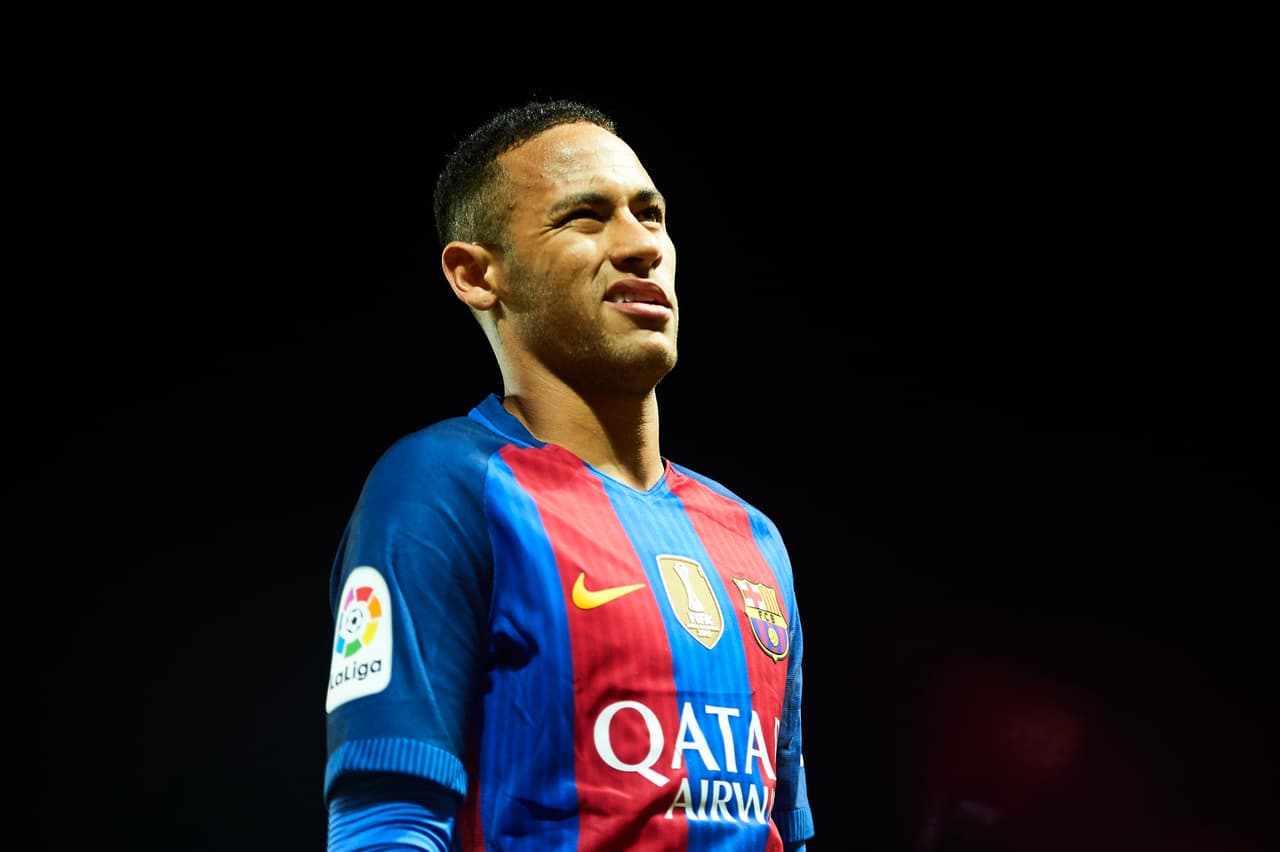 Un juez de la Audiencia Nacional española propuso que sean juzgados por delitos relacionados con el fichaje de Neymar
<b> </b>por el
<a href="http://www.univision.com/deportes/futbol/barcelona">FC Barcelona </a>el propio jugador, sus padres, el presidente de la entidad, Josep Maria Bartomeu, su antecesor, Sandro Rosell, el club español y el Santos brasileño.