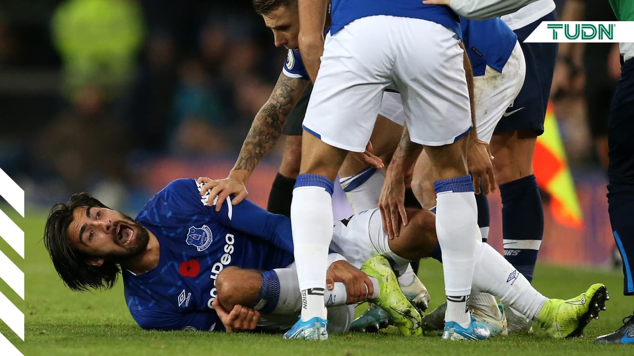 André Gomes del Everton reacciona después de ser abordado por Son Heung-Min del Tottenham Hotspur.
