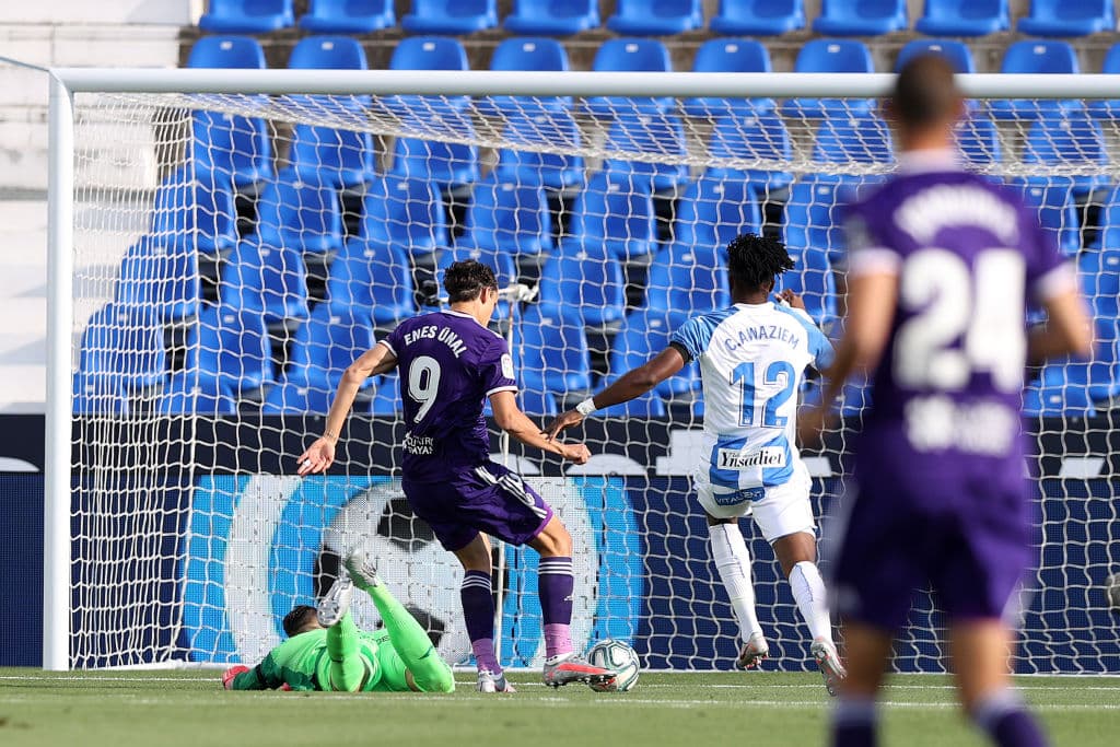 Tras un grave error del arquero Iván Cuéllar, el delantero Enes Unal no deja ir la oportunidad y marca el 0-1.