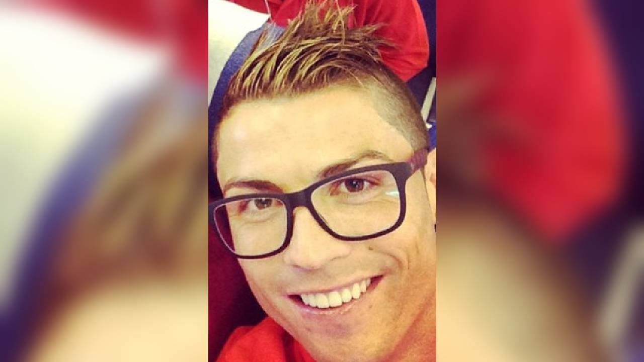 Rubio, corto pero largo y con lentes… de lo más hípster de Cristiano.