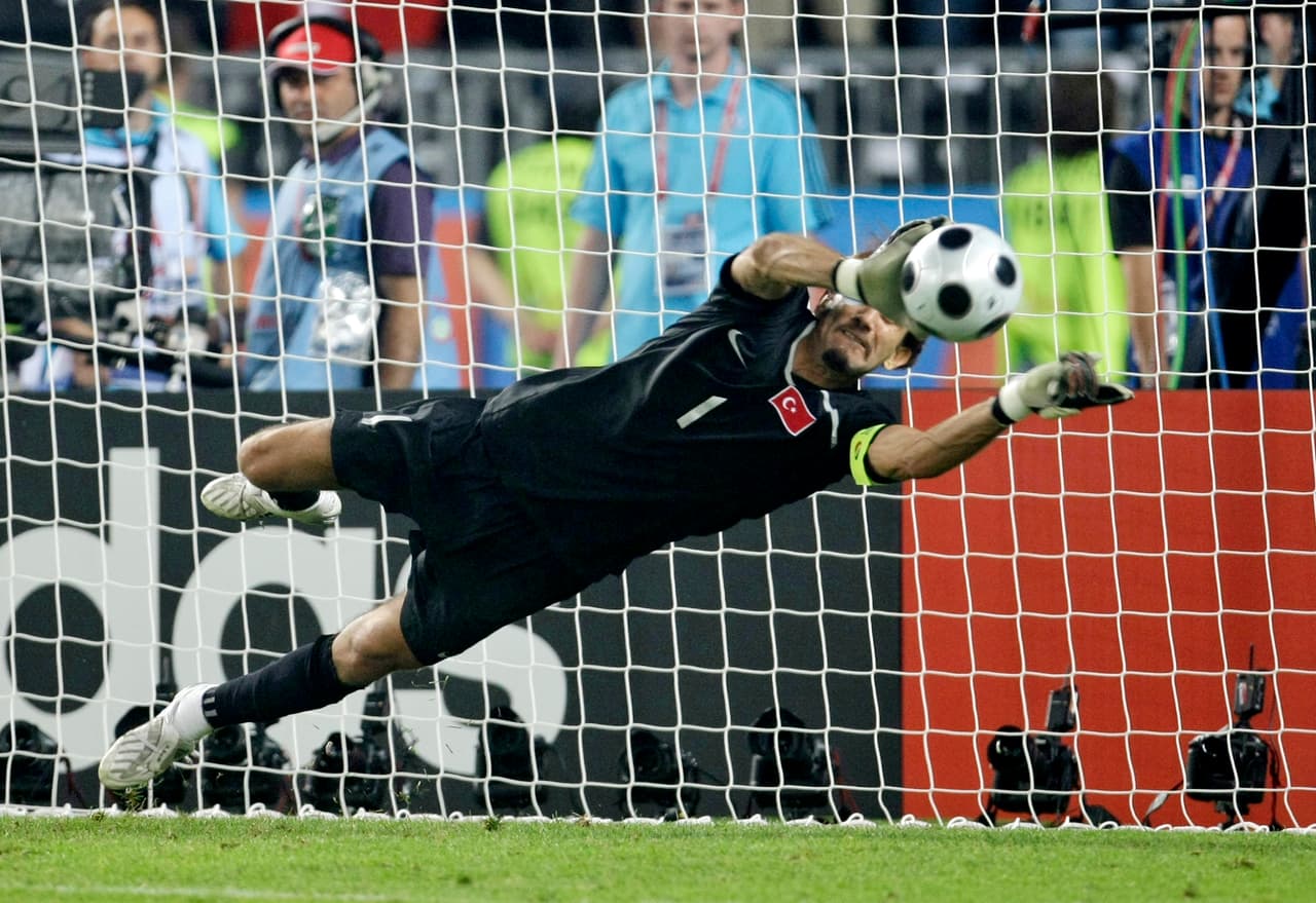 "Tras un duro proceso de once días, mi marido ha recibido el alta", escribió Isil Reçber, esposa de Rustu, en su cuenta oficial de Instagram con una foto en la que posa junto al exjugador.