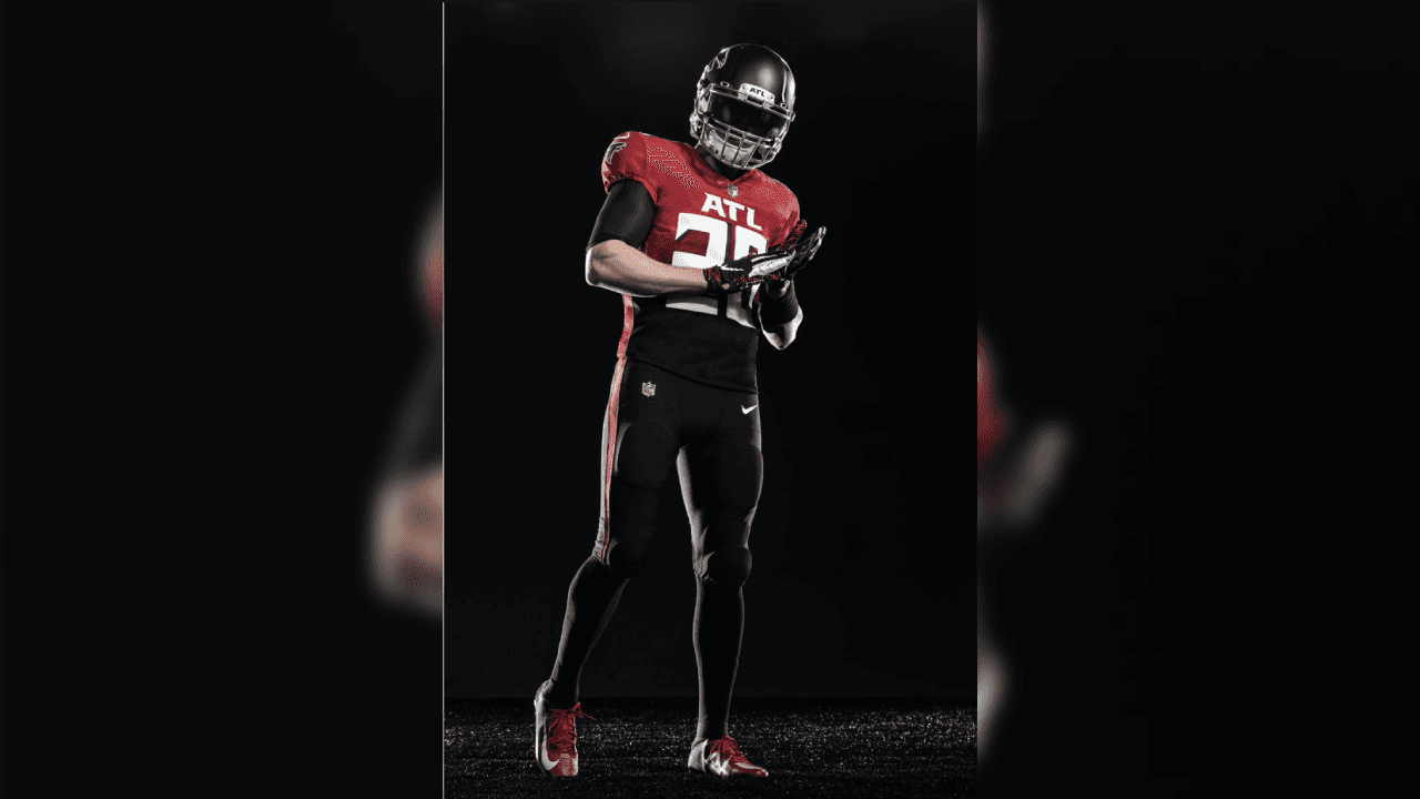 ¡Los Falcons presentan su nueva indumentaria! Con una gran variación en sus uniformes donde se eliminaron líneas en los hombros ahora predominan las tonalidades a un solo color. Así se prepara el equipo de Matt Ryan en la búsqueda de instalarse en otro Super Bowl.