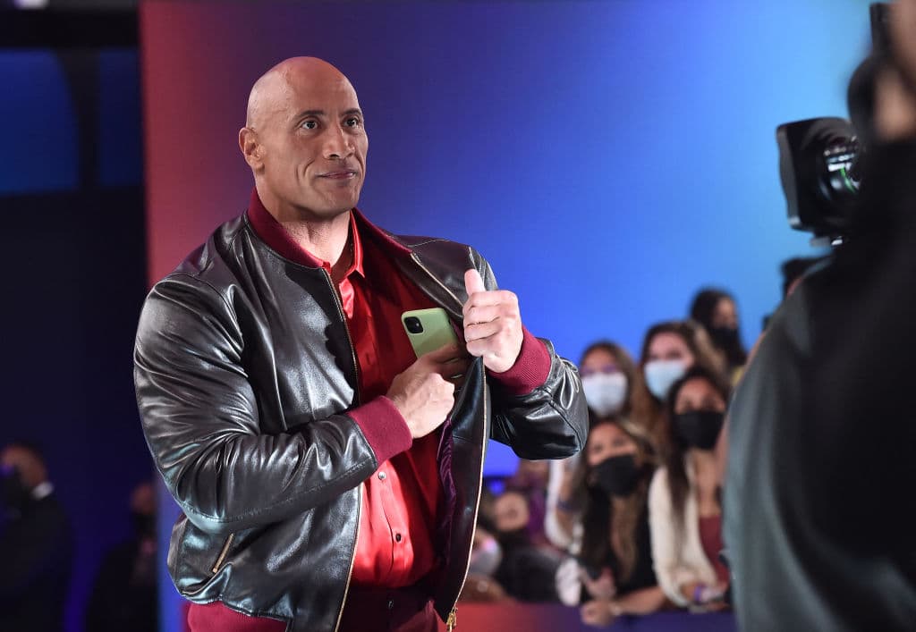 Se llevó a casa los trofeos de: Estrella de cine masculina de 2021, Estrella de cine de comedia de 2021, así como el Premio al Campeón honorario de esta premiación.