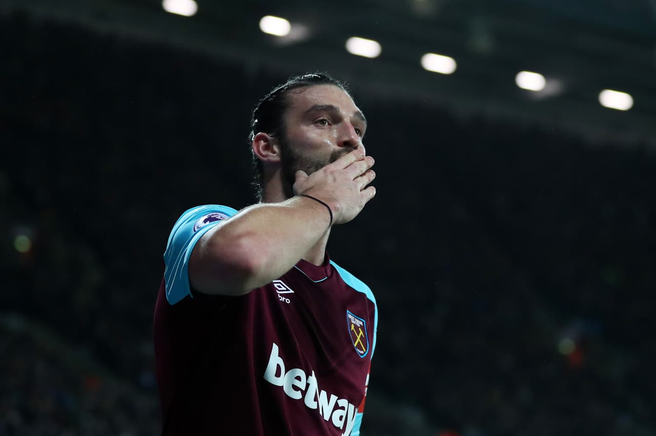 El rumor de la transferencia de Andy Carroll al Chelsea sigue tomando mucha fuerza en Inglaterra, a pesar de que Javier 'Chicharito' Hernández también saldría del West Ham.