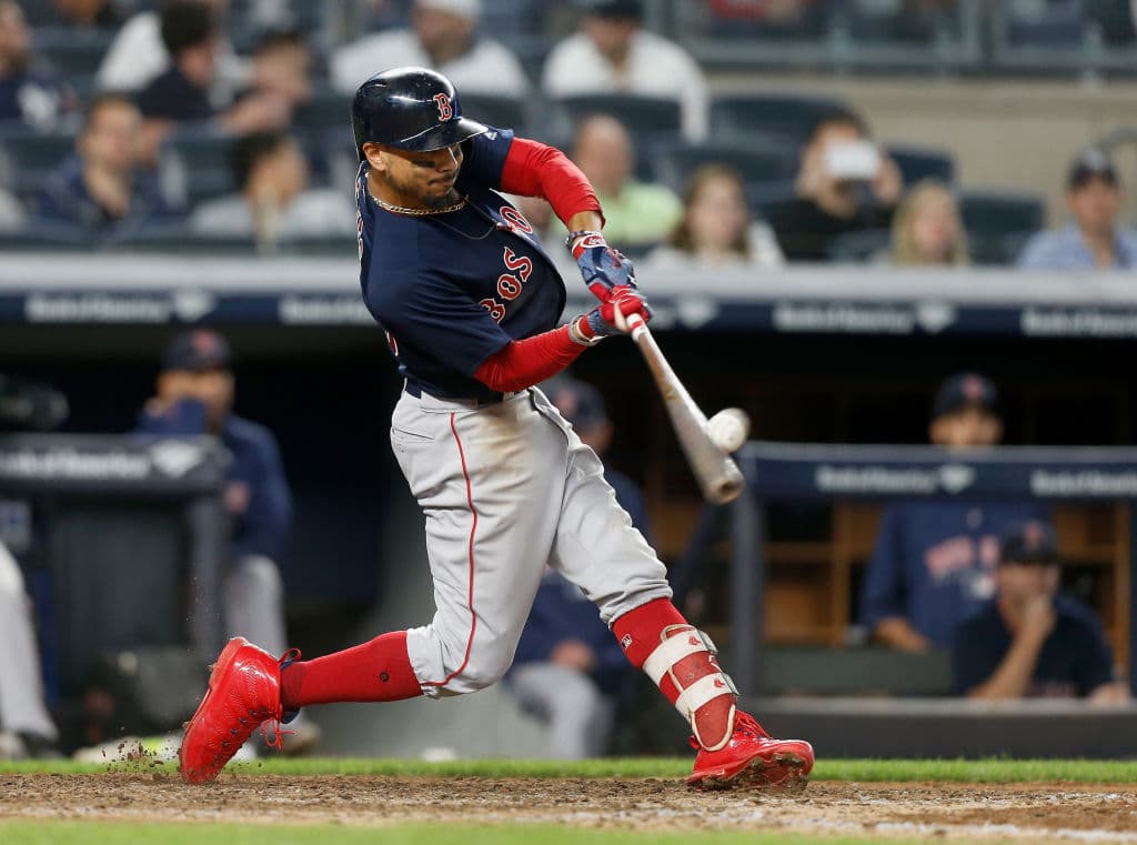 Pero Mookie Betts estuvo al rojo vivo por Boston. Empujó cinco carreras, pegó cuatro hits en cinco turnos y anotó tres rayitas para los Red Sox. Conectó su jonron 30 de la temporada en la octava.
