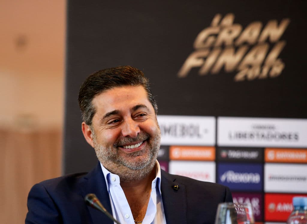 Angelici lleva la postura del Boca Juniors, que es aplicar el reglamento de la Copa Libertadores en su totalidad incluyendo el artículo 18, que entre otras sanciones podría darle a los Xeneizes el trofeo por la vía administrativa.