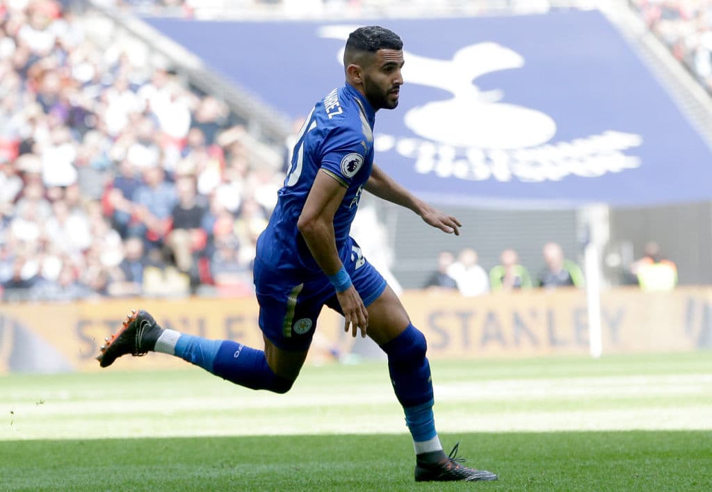 El argeliano Riyad Mahrez se convirtió en nuevo jugador de Manchester City luego de muchos intentos del equipo citadino, que firmó el volante por cinco temporadas.